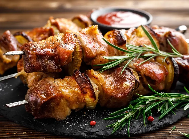 <span>Plat du jour</span> <br>Brochette d’agneaux marinée
